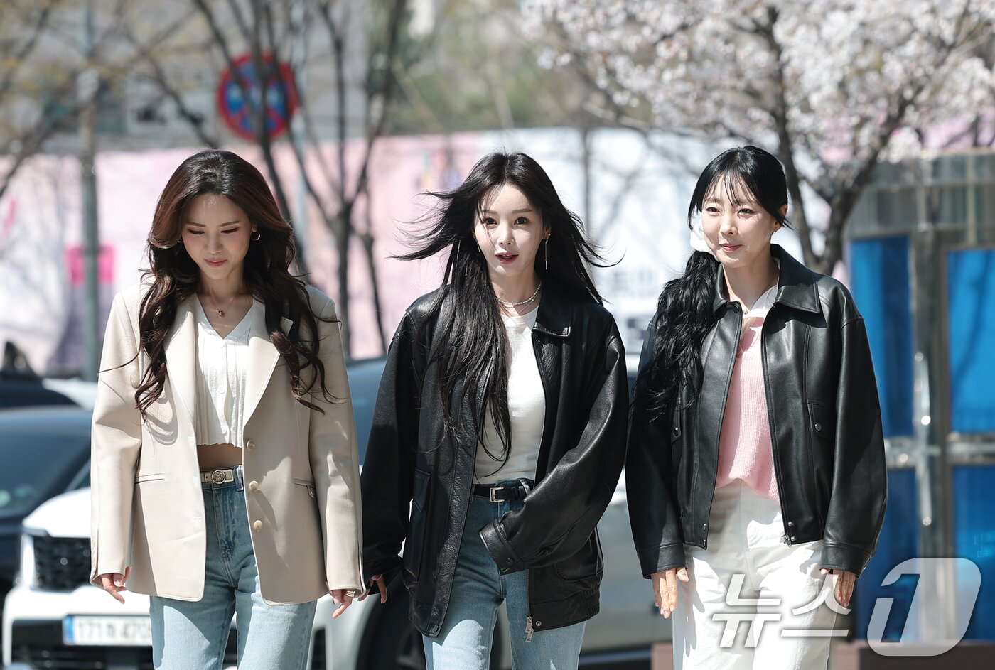 본문 이미지 - 씨야의 김연지(왼쪽부터)와 남규리, 이보람이 SBS 파워FM ‘두시탈출 컬투쇼’ 생방송을 위해 2일 오후 서울 양천구 목동SBS로 들어서고 있다. ⓒ 뉴스1 권현진 기자