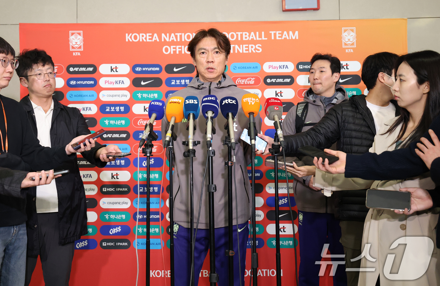 (인천공항=뉴스1) 오대일 기자 = 2026 북중미 월드컵 소집 전 마지막 평가전을 마치고 돌아온 축구대표팀 홍명보 감독이 2일 인천국제공항 제2터미널을 통해 귀국해 취재진의 질문 …