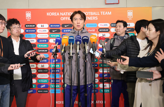 홍명보 감독, 유럽 원정 마치고 귀국