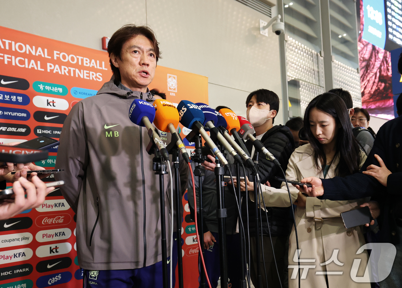 (인천공항=뉴스1) 오대일 기자 = 2026 북중미 월드컵 소집 전 마지막 평가전을 마치고 돌아온 축구대표팀 홍명보 감독이 2일 인천국제공항 제2터미널을 통해 귀국해 취재진의 질문 …