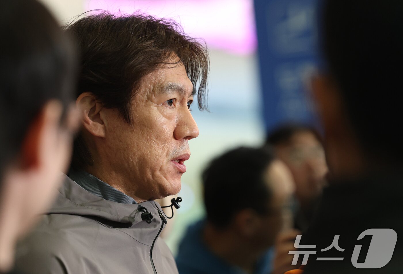 본문 이미지 - 2026 북중미 월드컵 소집 전 마지막 평가전을 마치고 돌아온 축구대표팀 홍명보 감독이 2일 인천국제공항 제2터미널을 통해 귀국해 취재진의 질문에 답하고 있다. 유럽 원정 A매치 코트디부아르와 오스트리아전에서 두 경기 연속 영패를 기록한 축구대표팀은 골 결정력은 물론 수비 조직력마저 총체적 난국 상황에 빠지면서 월드컵 본선 경쟁력에 빨간불이 켜졌다. 2026.4.2 ⓒ 뉴스1 오대일 기자