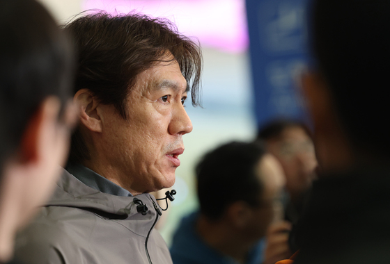 굳은 얼굴의 홍명보 감독