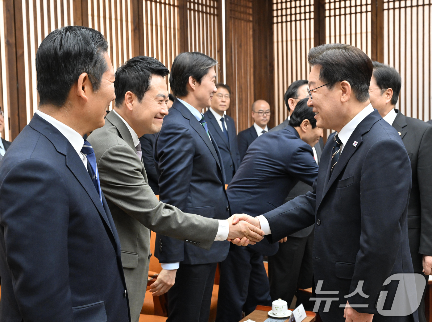 (서울=뉴스1) 이재명 기자 = 시정연설을 위해 국회를 방문한 이재명 대통령이 2일 서울 여의도 국회의장실에서 장동혁 국민의힘 대표와 악수를 하고 있다. 2026.4.2/뉴스1