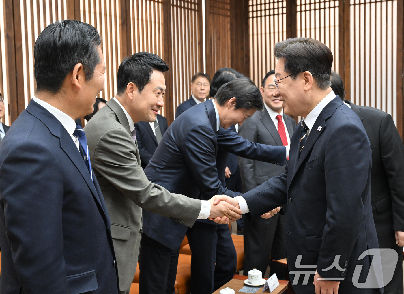 (서울=뉴스1) 이재명 기자 = 시정연설을 위해 국회를 방문한 이재명 대통령이 2일 서울 여의도 국회의장실에서 장동혁 국민의힘 대표와 악수를 하고 있다. 2026.4.2/뉴스1