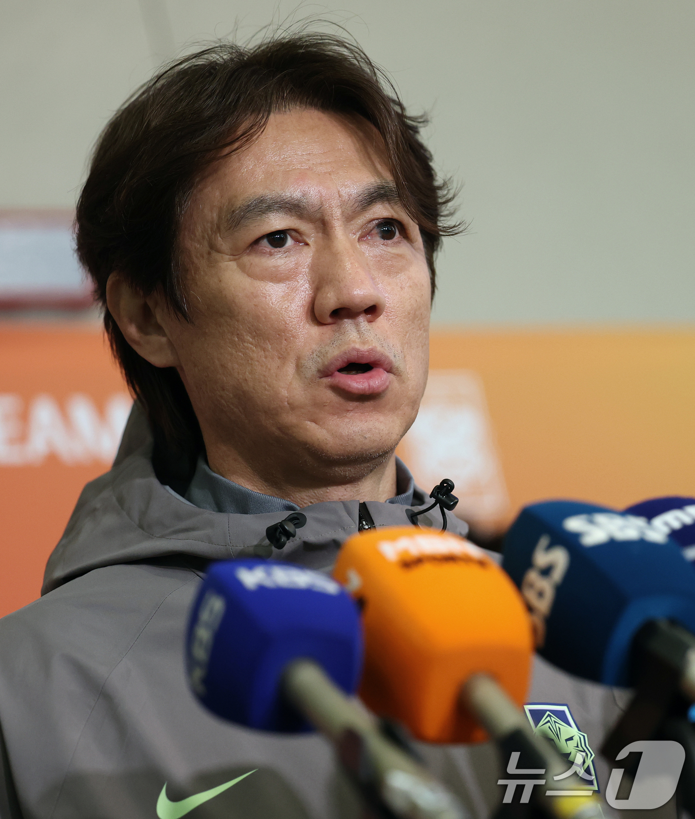 (인천공항=뉴스1) 오대일 기자 = 2026 북중미 월드컵 소집 전 마지막 평가전을 마치고 돌아온 축구대표팀 홍명보 감독이 2일 인천국제공항 제2터미널을 통해 귀국해 취재진의 질문 …