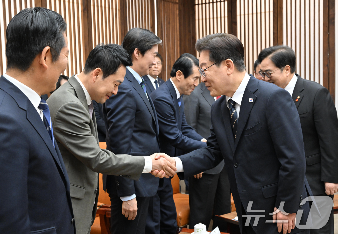 (서울=뉴스1) 이재명 기자 = 시정연설을 위해 국회를 방문한 이재명 대통령이 2일 서울 여의도 국회의장실에서 장동혁 국민의힘 대표와 악수를 하고 있다. 2026.4.2/뉴스1