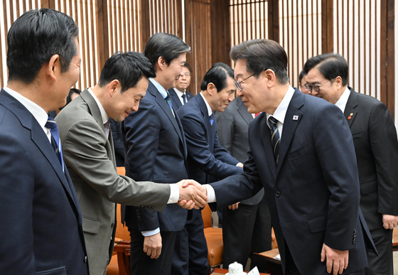장동혁 대표와 악수하는 이재명 대통령