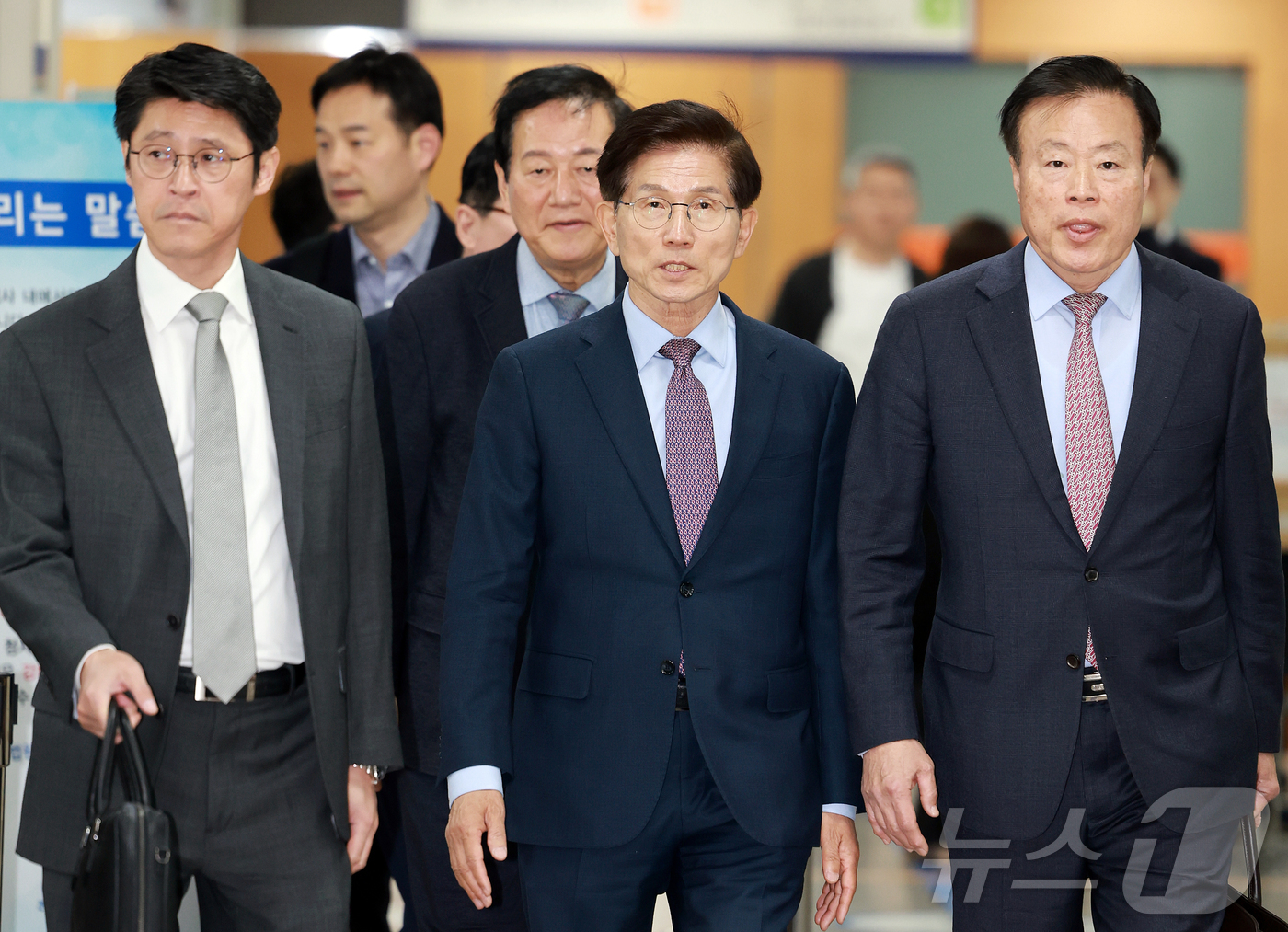 (서울=뉴스1) 이호윤 기자 = 김문수 전 고용노동부 장관이 2일 서울 서초구 서울중앙지방법원에서 열린 '21대 대선 선거법 위반' 혐의 공직선거법위반 결심공판에 출석하고 있다. …