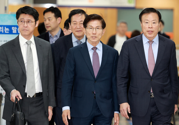 김문수 전 장관, 21대 대선 선거법 위반 재판 출석