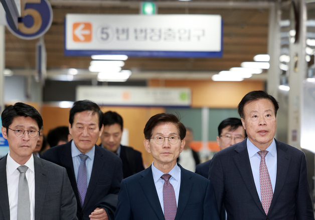 김문수 전 장관, 21대 대선 선거법 위반 재판 출석