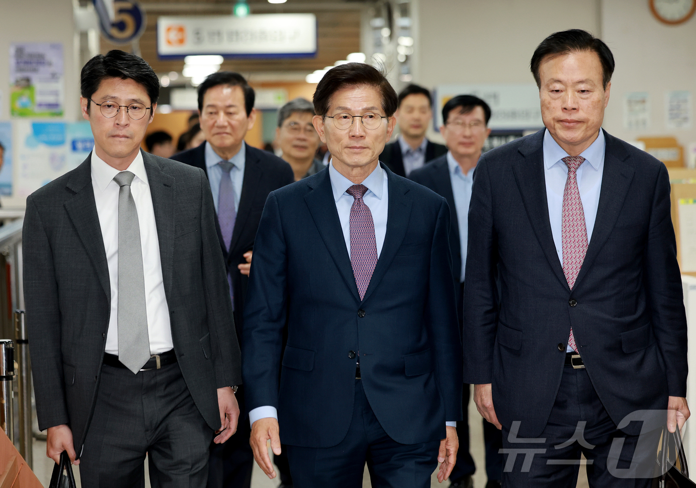 (서울=뉴스1) 이호윤 기자 = 김문수 전 고용노동부 장관이 2일 서울 서초구 서울중앙지방법원에서 열린 '21대 대선 선거법 위반' 혐의 공직선거법위반 결심공판에 출석하고 있다. …