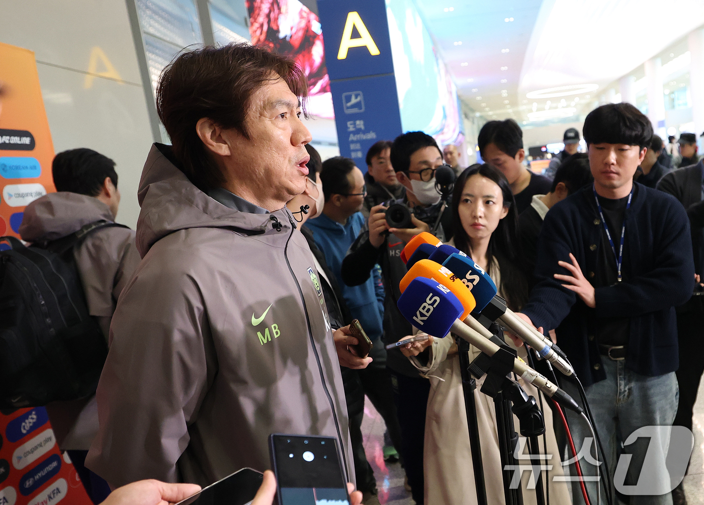(인천공항=뉴스1) 오대일 기자 = 2026 북중미 월드컵 소집 전 마지막 평가전을 마치고 돌아온 축구대표팀 홍명보 감독이 2일 인천국제공항 제2터미널을 통해 귀국해 취재진의 질문 …