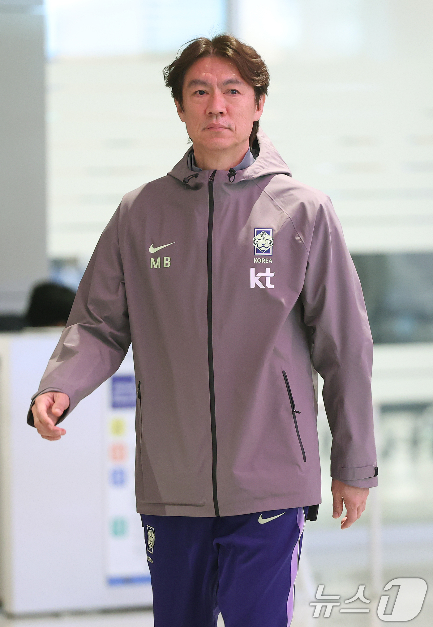 (인천공항=뉴스1) 오대일 기자 = 2026 북중미 월드컵 소집 전 마지막 평가전을 마치고 돌아온 축구대표팀 홍명보 감독이 2일 인천국제공항 제2터미널을 통해 귀국하고 있다.유럽 …