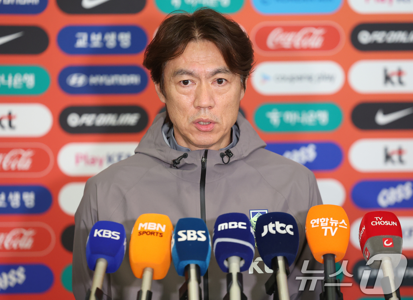 (인천공항=뉴스1) 오대일 기자 = 2026 북중미 월드컵 소집 전 마지막 평가전을 마치고 돌아온 축구대표팀 홍명보 감독이 2일 인천국제공항 제2터미널을 통해 귀국해 취재진의 질문 …