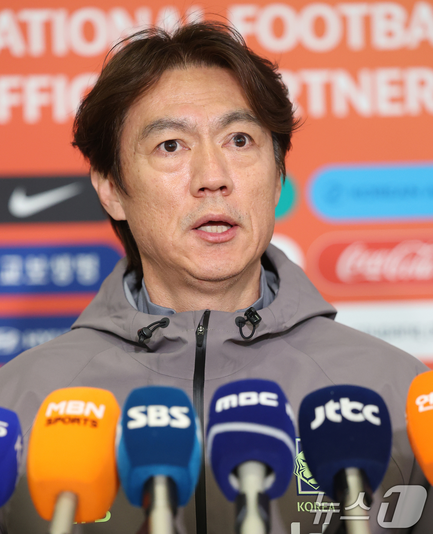 (인천공항=뉴스1) 오대일 기자 = 2026 북중미 월드컵 소집 전 마지막 평가전을 마치고 돌아온 축구대표팀 홍명보 감독이 2일 인천국제공항 제2터미널을 통해 귀국해 취재진의 질문 …