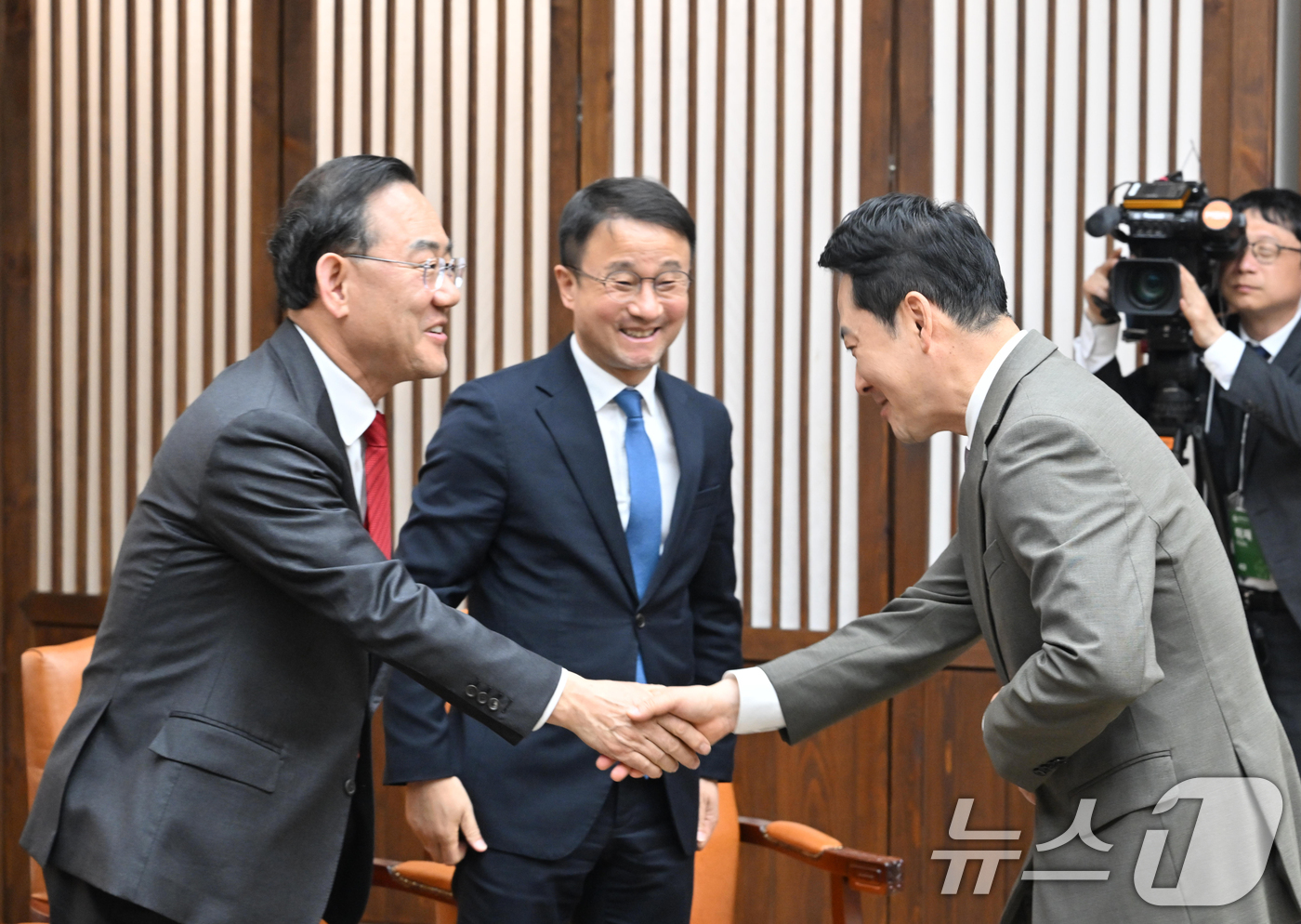 (서울=뉴스1) 이재명 기자 = 주호영 국회부의장과 장동혁 국민의힘 대표가 2일 국회의장실에서 악수를 하고 있다. 2026.4.2/뉴스1