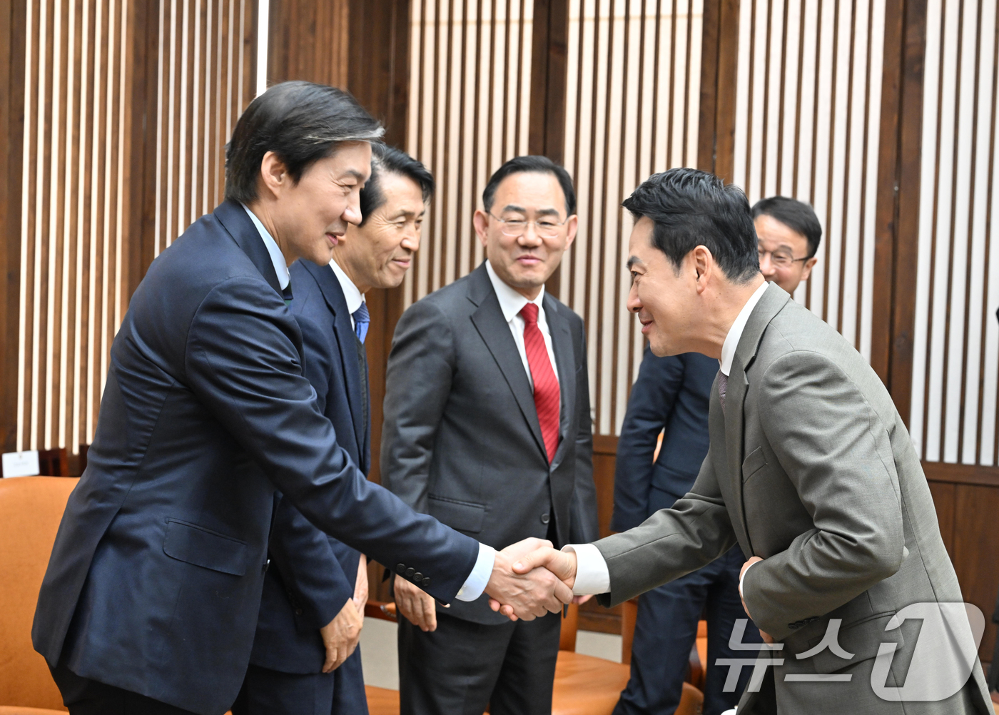 (서울=뉴스1) 이재명 기자 = 조국 조국혁신당 대표와 장동혁 국민의힘 대표가 2일 국회의장실에서 악수를 하고 있다. 2026.4.2/뉴스1