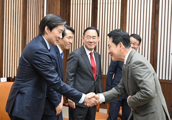 악수하는 장동혁·조국 대표