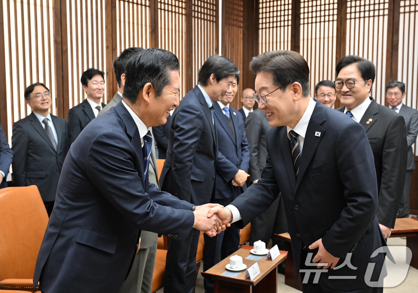 (서울=뉴스1) 이재명 기자 = 시정연설을 위해 국회를 방문한 이재명 대통령이 2일 서울 여의도 국회의장실에서 정청래 더불어민주당 대표와 악수를 하고 있다. 2026.4.2/뉴스1 …