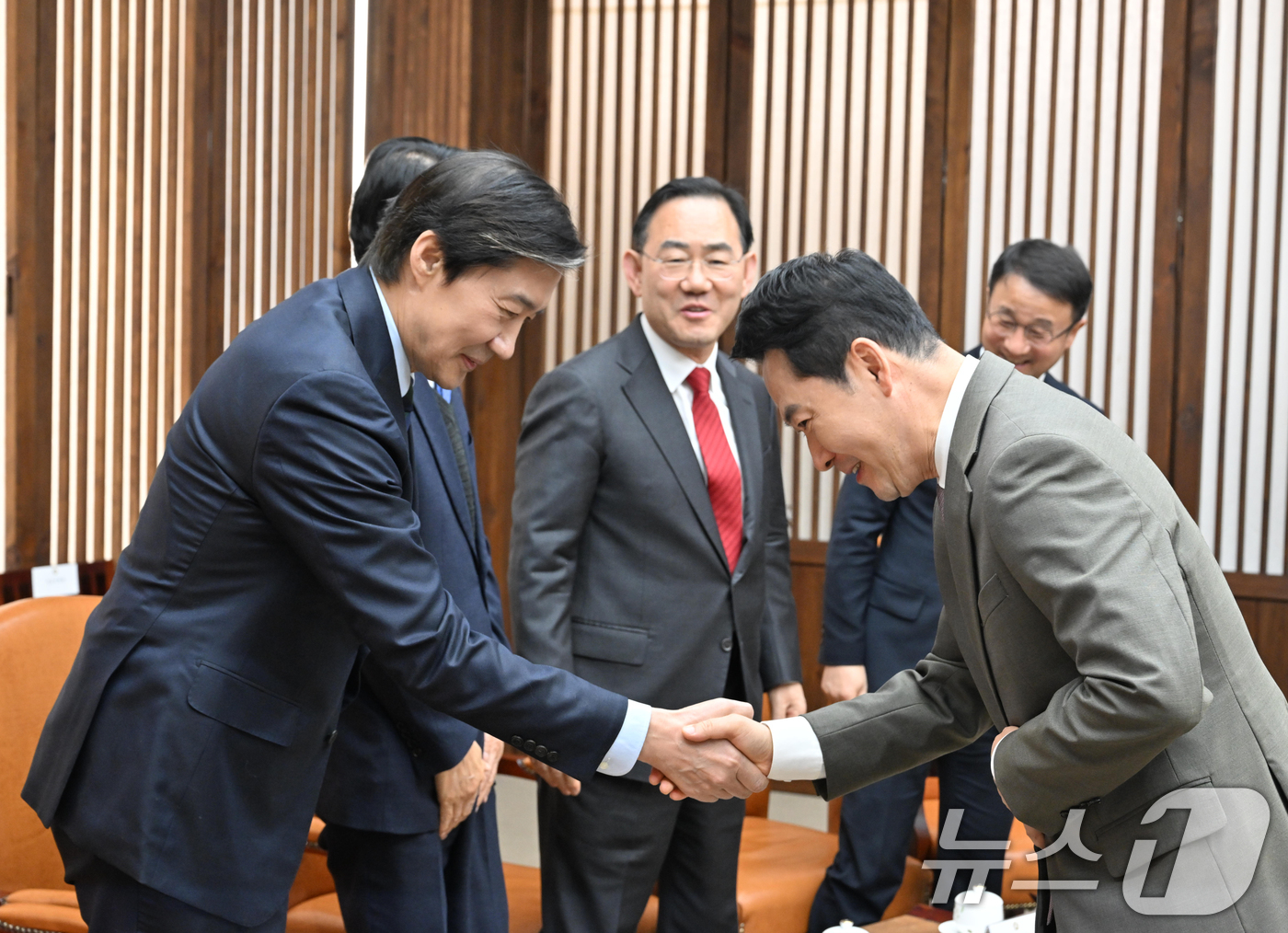 (서울=뉴스1) 이재명 기자 = 조국 조국혁신당 대표와 장동혁 국민의힘 대표가 2일 국회의장실에서 악수를 하고 있다. 2026.4.2/뉴스1