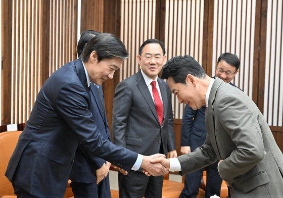 악수하는 장동혁·조국 대표