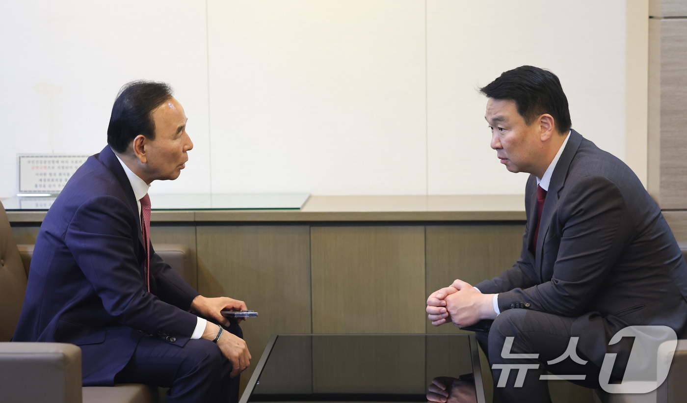 (서울=뉴스1) 신웅수 기자 = 국민의힘 새 공천관리위원장에 임명된 박덕흠 의원과 정희용 사무총장이 2일 서울 여의도 국회에서 열린 의원총회에서 대화하고 있다. 2026.4.2/뉴 …