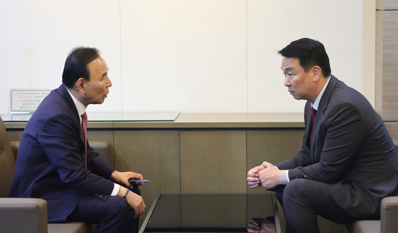 의원총회장 나와 대화하는 박덕흠·정희용