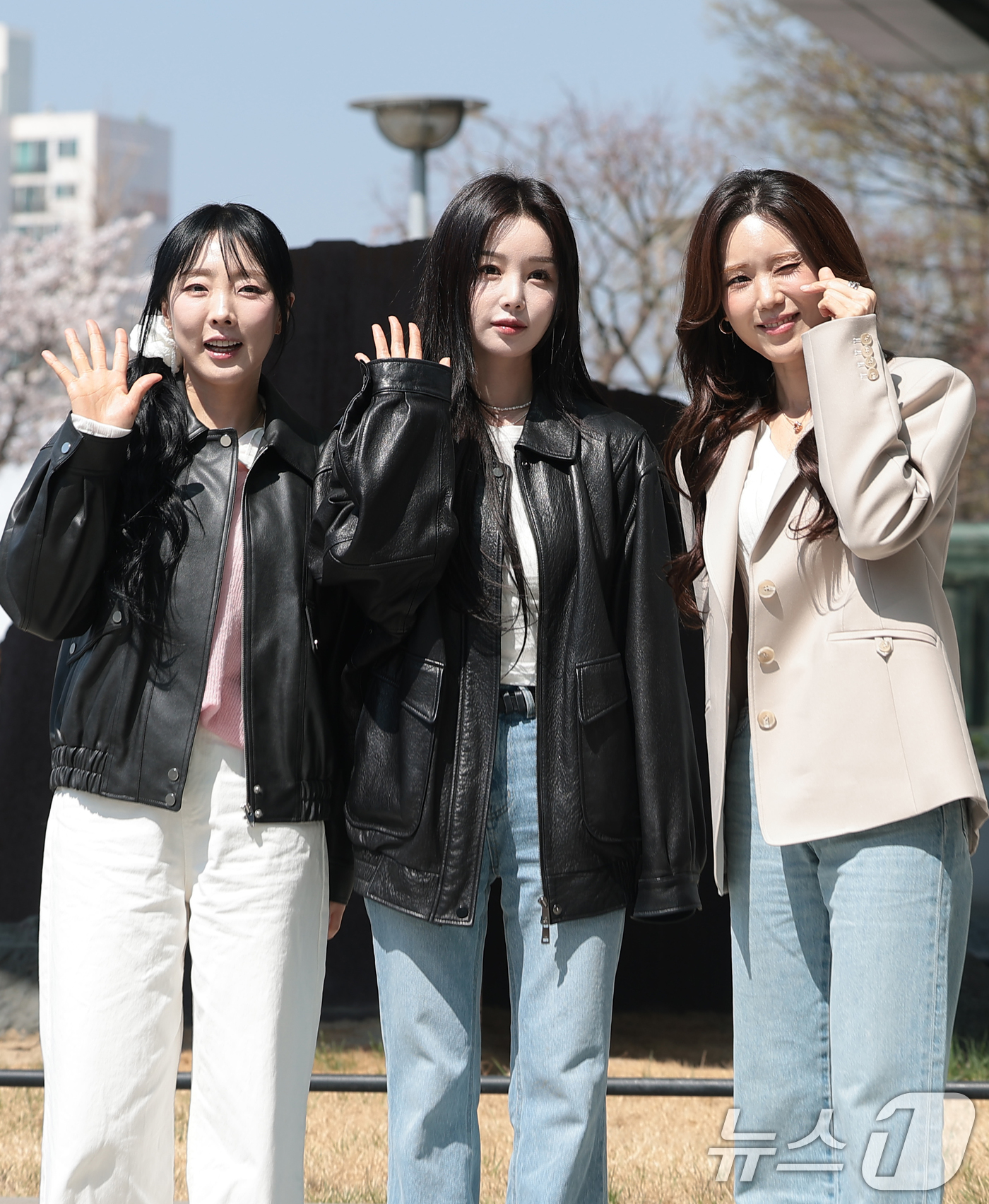 (서울=뉴스1) 권현진 기자 = 씨야의 이보람(왼쪽부터)과 남규리, 김연지가 2일 오후 서울 양천구 SBS에 도착해 SBS 파워FM ‘두시탈출 컬투쇼’ 생방송에 앞서 포즈를 취하고 …