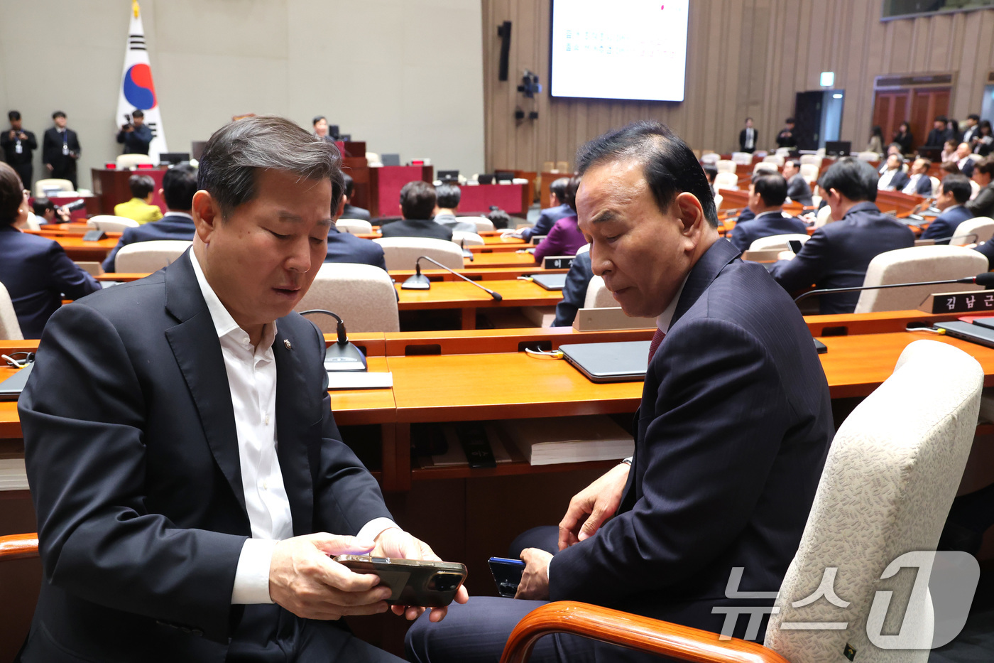 (서울=뉴스1) 신웅수 기자 = 국민의힘 새 공천관리위원장에 임명된 박덕흠 의원이 2일 서울 여의도 국회에서 열린 의원총회에서 이철규 의원과 대화하고 있다. 2026.4.2/뉴스1 …