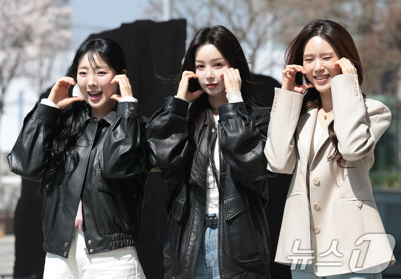 (서울=뉴스1) 권현진 기자 = 씨야의 이보람(왼쪽부터)과 남규리, 김연지가 2일 오후 서울 양천구 SBS에 도착해 SBS 파워FM ‘두시탈출 컬투쇼’ 생방송에 앞서 포즈를 취하고 …