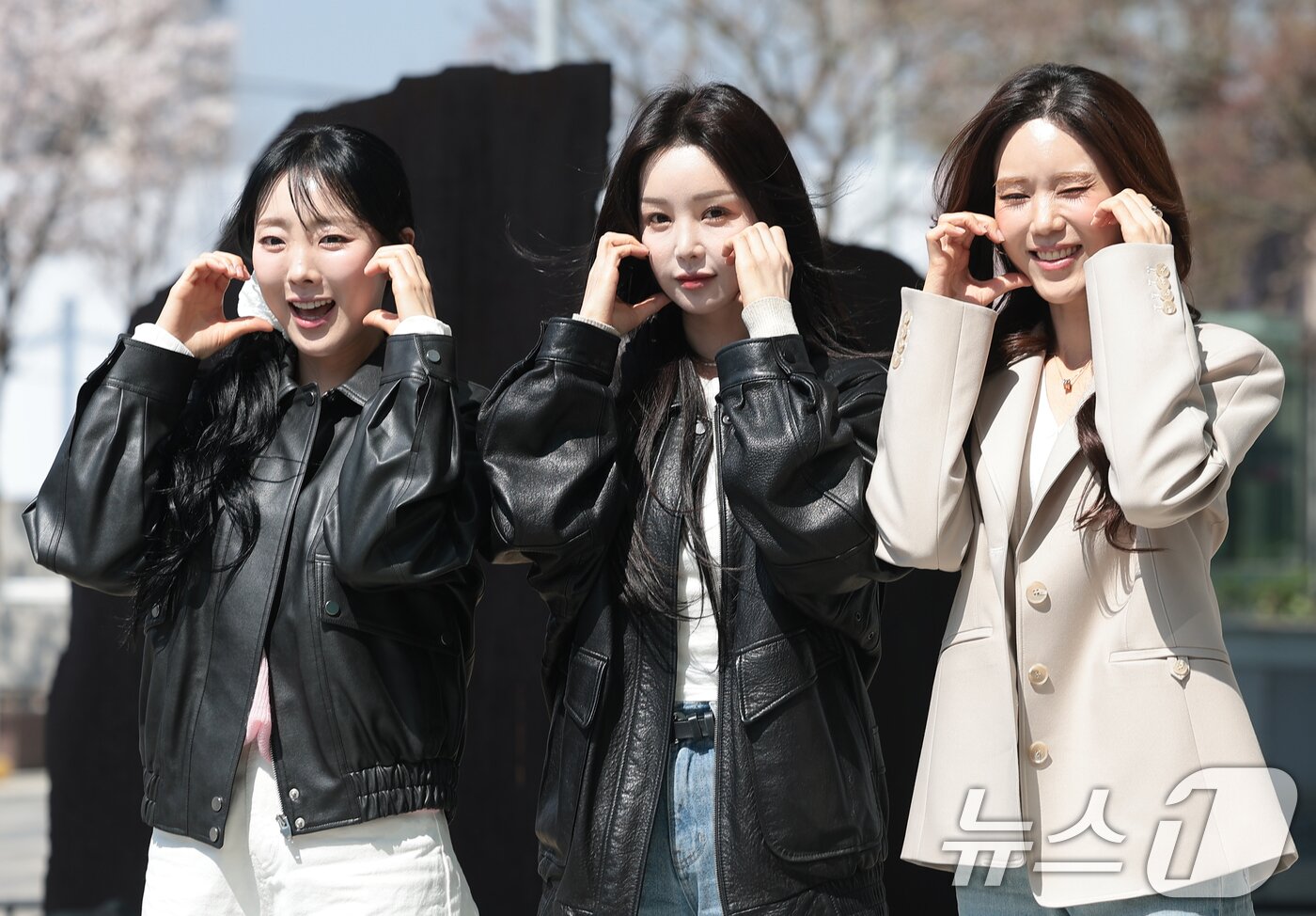 본문 이미지 - 씨야의 이보람(왼쪽부터)과 남규리, 김연지가 2일 오후 서울 양천구 SBS에 도착해 SBS 파워FM ‘두시탈출 컬투쇼’ 생방송에 앞서 포즈를 취하고 있다. ⓒ 뉴스1 권현진 기자