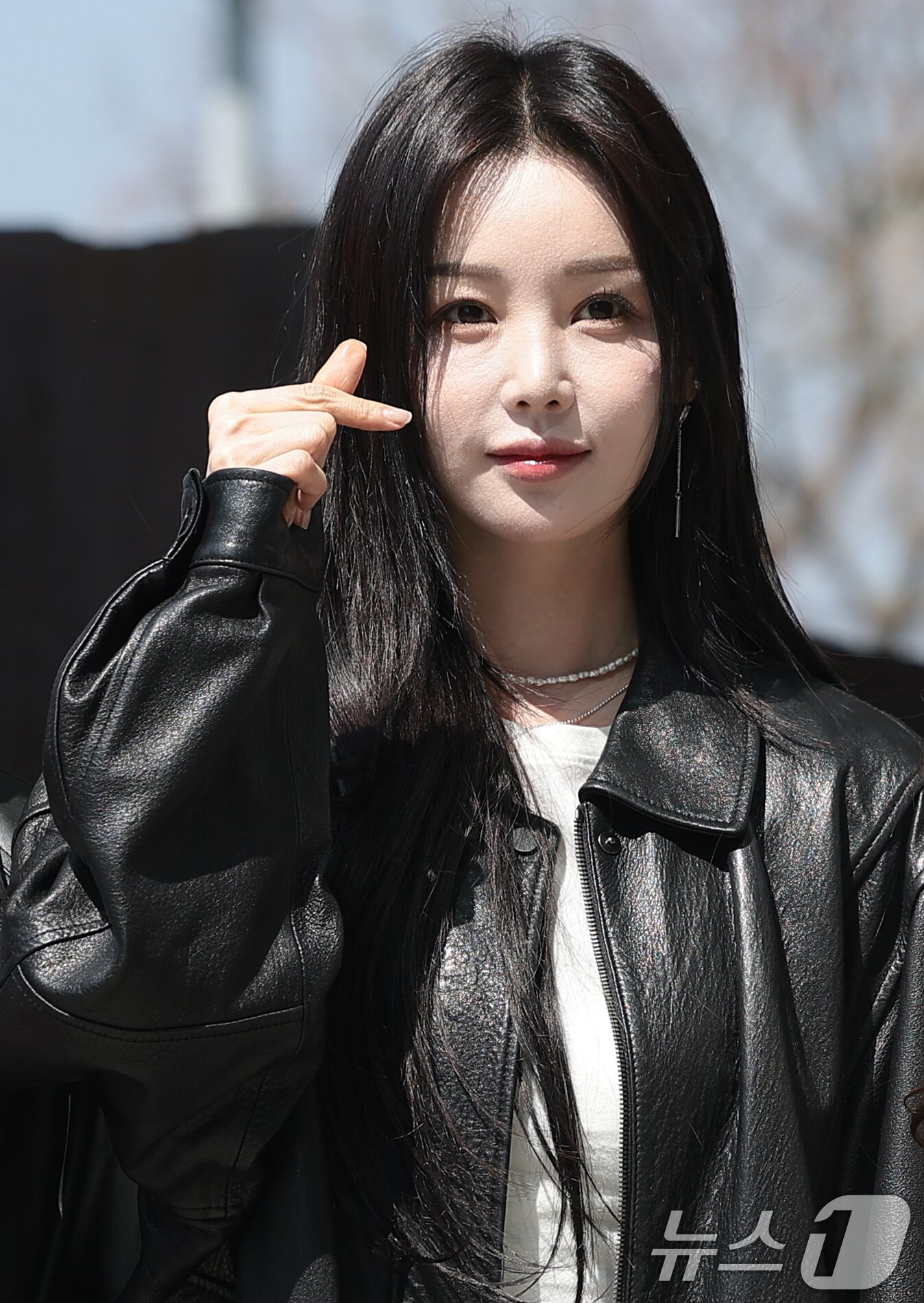 본문 이미지 - 씨야의 남규리가 2일 오후 서울 양천구 SBS에 도착해 SBS 파워FM ‘두시탈출 컬투쇼’ 생방송에 앞서 하트 포즈를 취하고 있다. ⓒ 뉴스1 권현진 기자