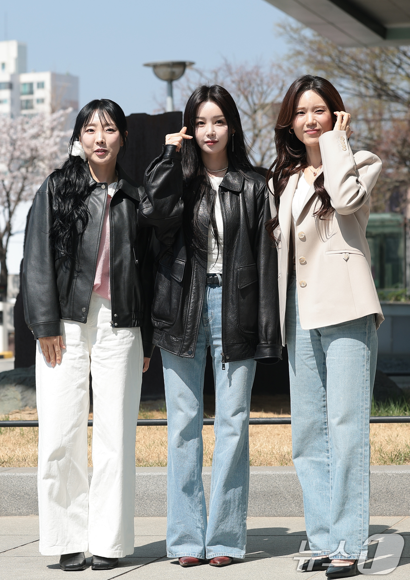 (서울=뉴스1) 권현진 기자 = 씨야의 이보람(왼쪽부터)과 남규리, 김연지가 2일 오후 서울 양천구 SBS에 도착해 SBS 파워FM ‘두시탈출 컬투쇼’ 생방송에 앞서 포즈를 취하고 …
