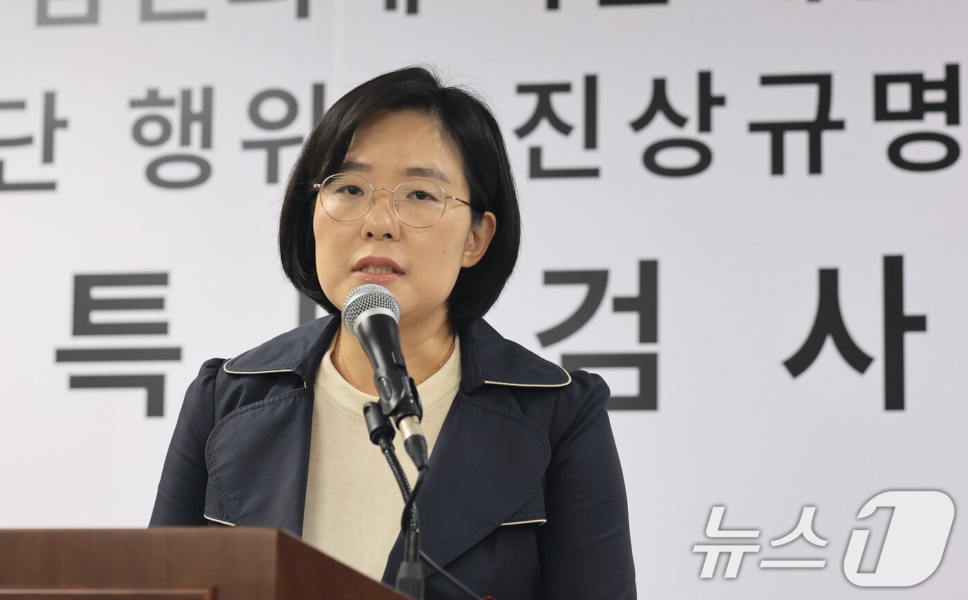 본문 이미지 - 김지미 특검보가 2일 경기 과천 2차 종합특검 사무실에서 언론브리핑을 하고 있다. 2026.4.2 ⓒ 뉴스1 임세영 기자