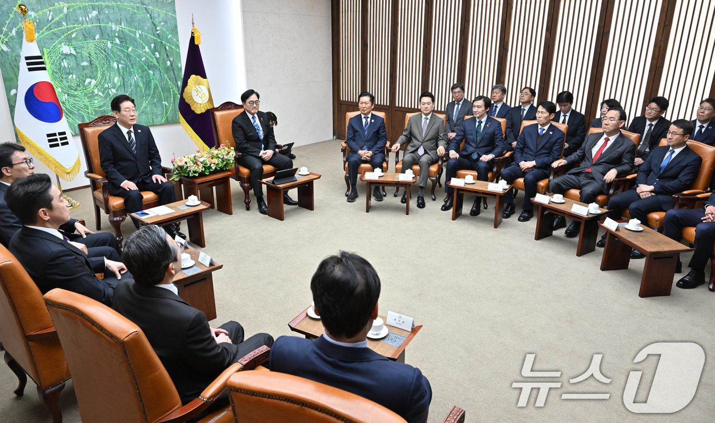 (서울=뉴스1) 이재명 기자 = 시정연설을 위해 국회를 방문한 이재명 대통령이 2일 서울 여의도 국회에서 우원식 국회의장, 여야 대표 등과 환담을 나누고 있다. 2026.4.2/뉴 …