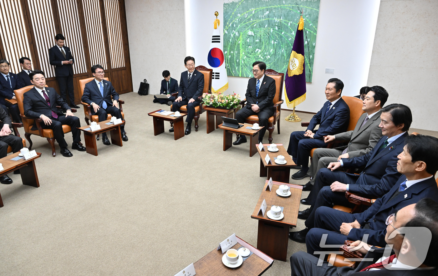(서울=뉴스1) 이재명 기자 = 시정연설을 위해 국회를 방문한 이재명 대통령이 2일 서울 여의도 국회에서 우원식 국회의장, 여야 대표 등과 환담을 나누고 있다. 2026.4.2/뉴 …