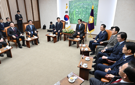 여야 대표들과 환담하는 이재명 대통령