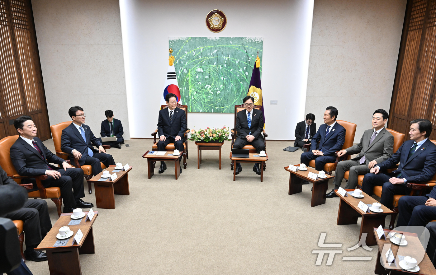 (서울=뉴스1) 이재명 기자 = 시정연설을 위해 국회를 방문한 이재명 대통령이 2일 서울 여의도 국회에서 우원식 국회의장, 여야 대표 등과 환담을 나누고 있다. 2026.4.2/뉴 …