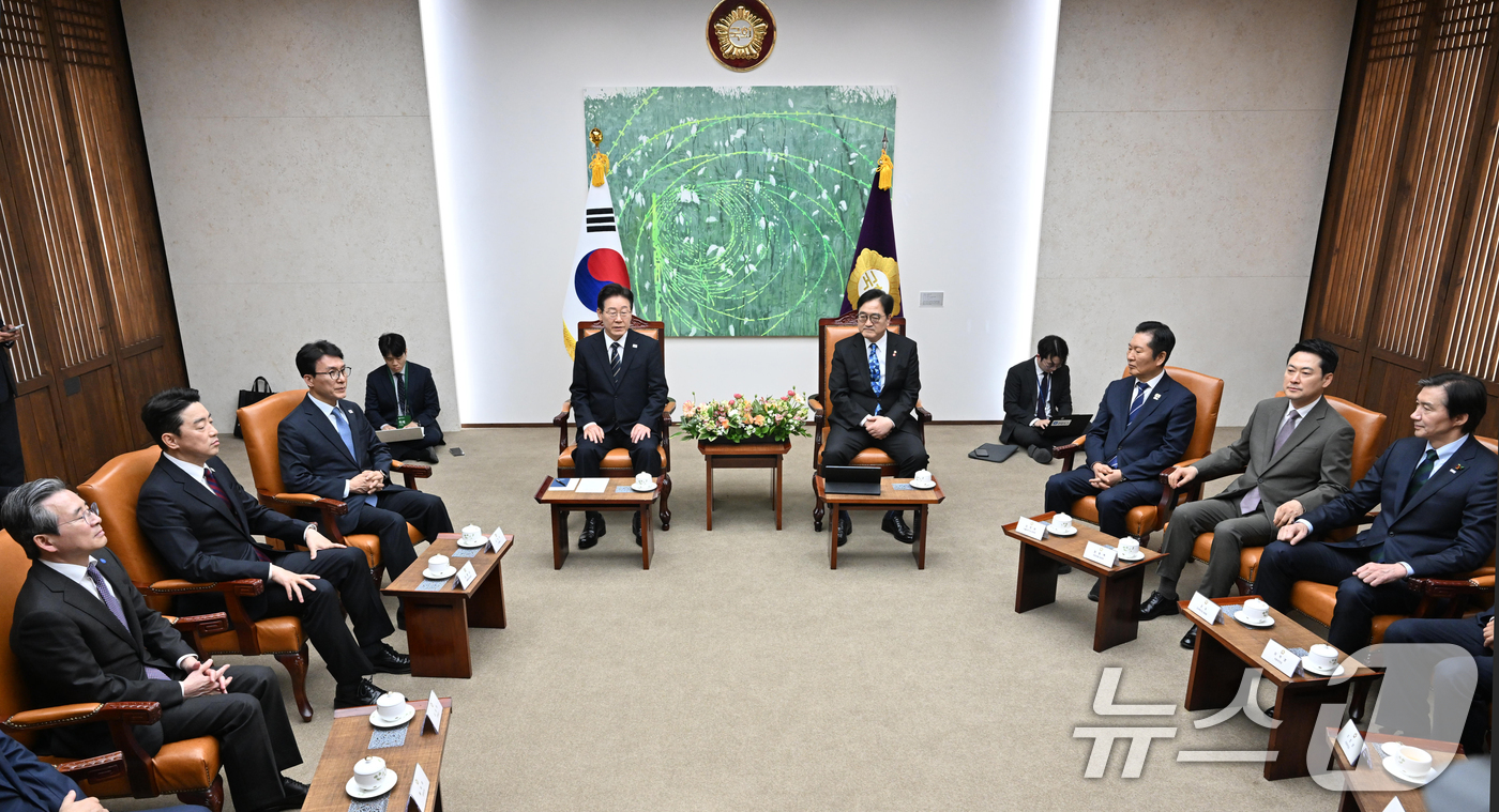 (서울=뉴스1) 이재명 기자 = 시정연설을 위해 국회를 방문한 이재명 대통령이 2일 서울 여의도 국회에서 우원식 국회의장, 여야 대표 등과 환담을 나누고 있다. 2026.4.2/뉴 …