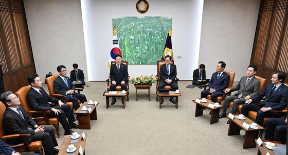 여야 대표들과 환담하는 이재명 대통령