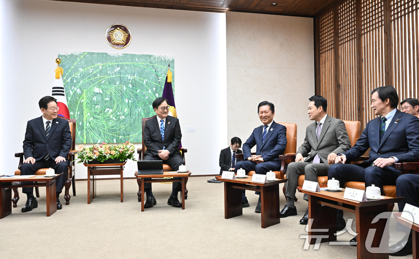 (서울=뉴스1) 이재명 기자 = 시정연설을 위해 국회를 방문한 이재명 대통령이 2일 서울 여의도 국회에서 우원식 국회의장, 여야 대표 등과 환담을 나누고 있다. 2026.4.2/뉴 …