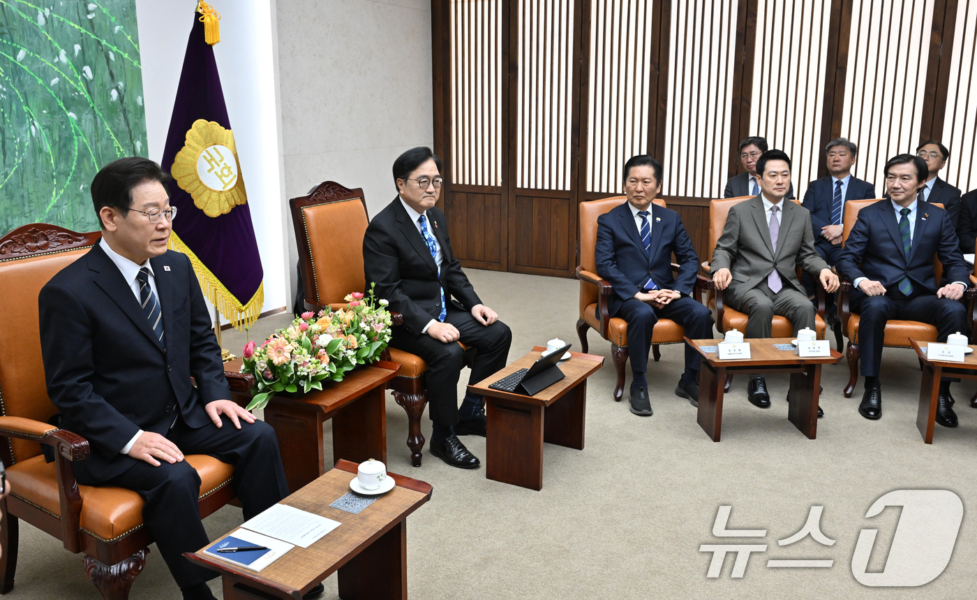 (서울=뉴스1) 이재명 기자 = 시정연설을 위해 국회를 방문한 이재명 대통령이 2일 서울 여의도 국회에서 우원식 국회의장, 여야 대표 등과 환담을 나누고 있다. 2026.4.2/뉴 …
