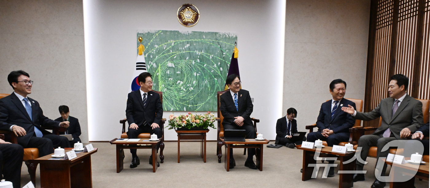 (서울=뉴스1) 국회사진기자단 = 시정연설을 위해 국회를 방문한 이재명 대통령이 2일 서울 여의도 국회에서 우원식 국회의장, 여야 대표 등과 환담을 나누고 있다. 2026.4.2/ …