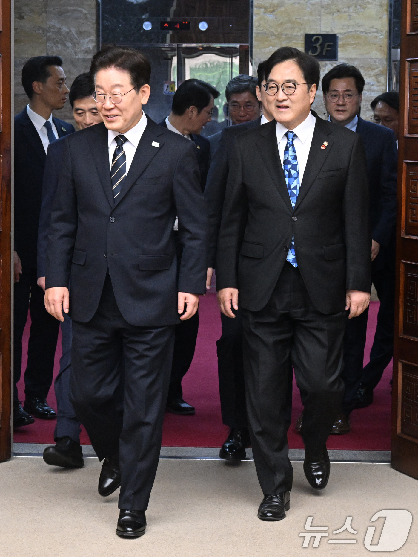 (서울=뉴스1) 국회사진기자단 = 이재명 대통령이 2일 추가경정예산안 시정연설을 위해 도착한 국회에서 사전 환담장으로 입장하고 있다.