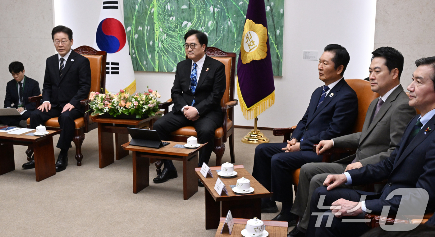 (서울=뉴스1) 국회사진기자단 = 시정연설을 위해 국회를 방문한 이재명 대통령이 2일 서울 여의도 국회에서 우원식 국회의장, 여야 대표 등과 환담을 나누고 있다. 2026.4.2/ …