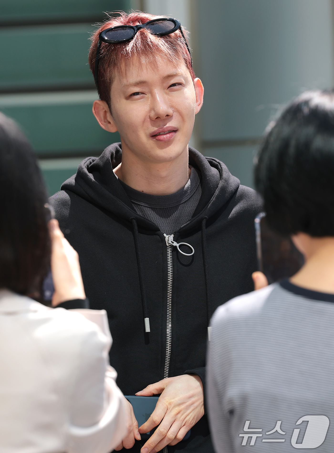 (서울=뉴스1) 권현진 기자 = 2AM 조권이 2일 오후 서울 양천구 SBS방송센터에서 진행된 SBS 파워FM '12시엔 주현영'을 마친 뒤 팬과 즐거운 시간을 보내고 있다. 20 …