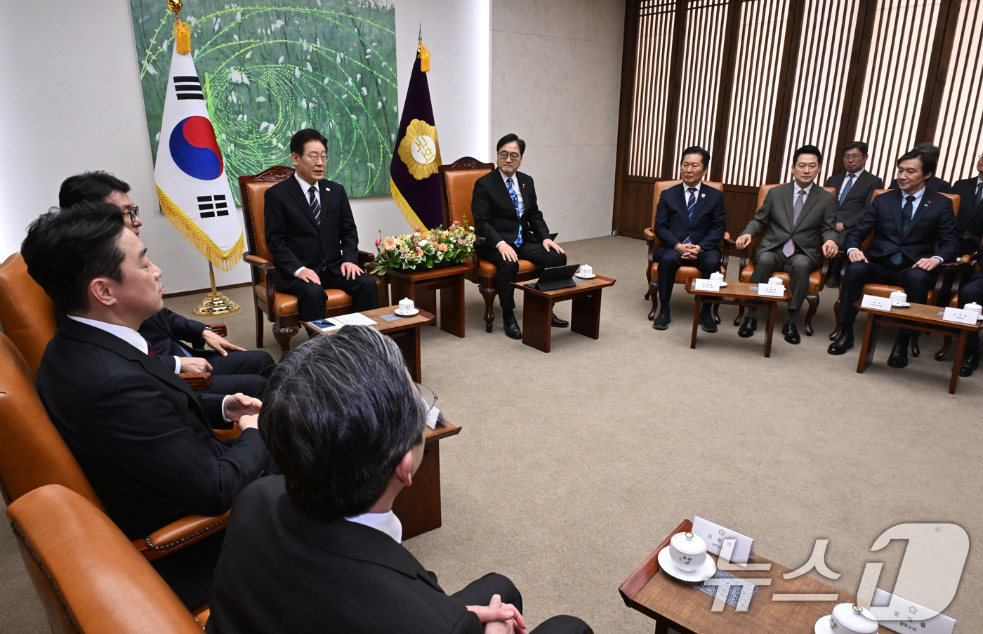 (서울=뉴스1) 국회사진기자단 = 시정연설을 위해 국회를 방문한 이재명 대통령이 2일 서울 여의도 국회에서 우원식 국회의장, 여야 대표 등과 환담을 나누고 있다. 2026.4.2/ …