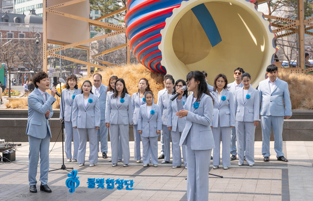 코웨이 물빛합창단, 봄맞이 청계광장서 버스킹 공연