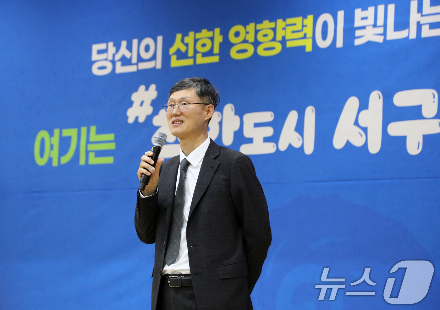 (광주=뉴스1) 이수민 기자 = 문형배 전 헌법재판관이 2일 오후 광주 서구청 들불홀에서 '호의에 대하여'를 주제로 강연하고 있다. 2026.4.2/뉴스1