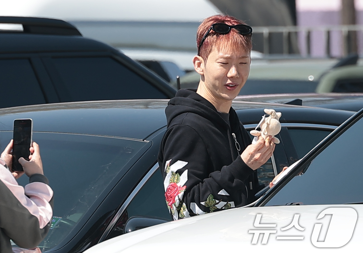 (서울=뉴스1) 권현진 기자 = 2AM 조권이 2일 오후 서울 양천구 SBS방송센터에서 진행된 SBS 파워FM '12시엔 주현영'을 마친 뒤 팬과 즐거운 시간을 보내고 있다. 20 …